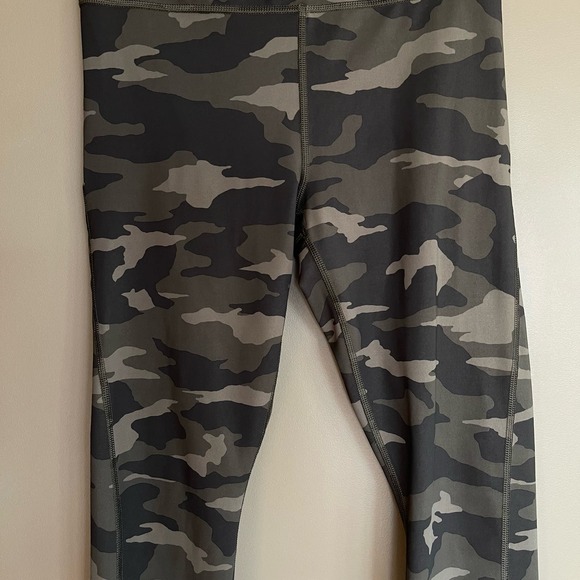 Athleta Ultimate Stash Pocket Camo 7/8 Tight Sz Small Athletic Activewear - Picture 7 of 16